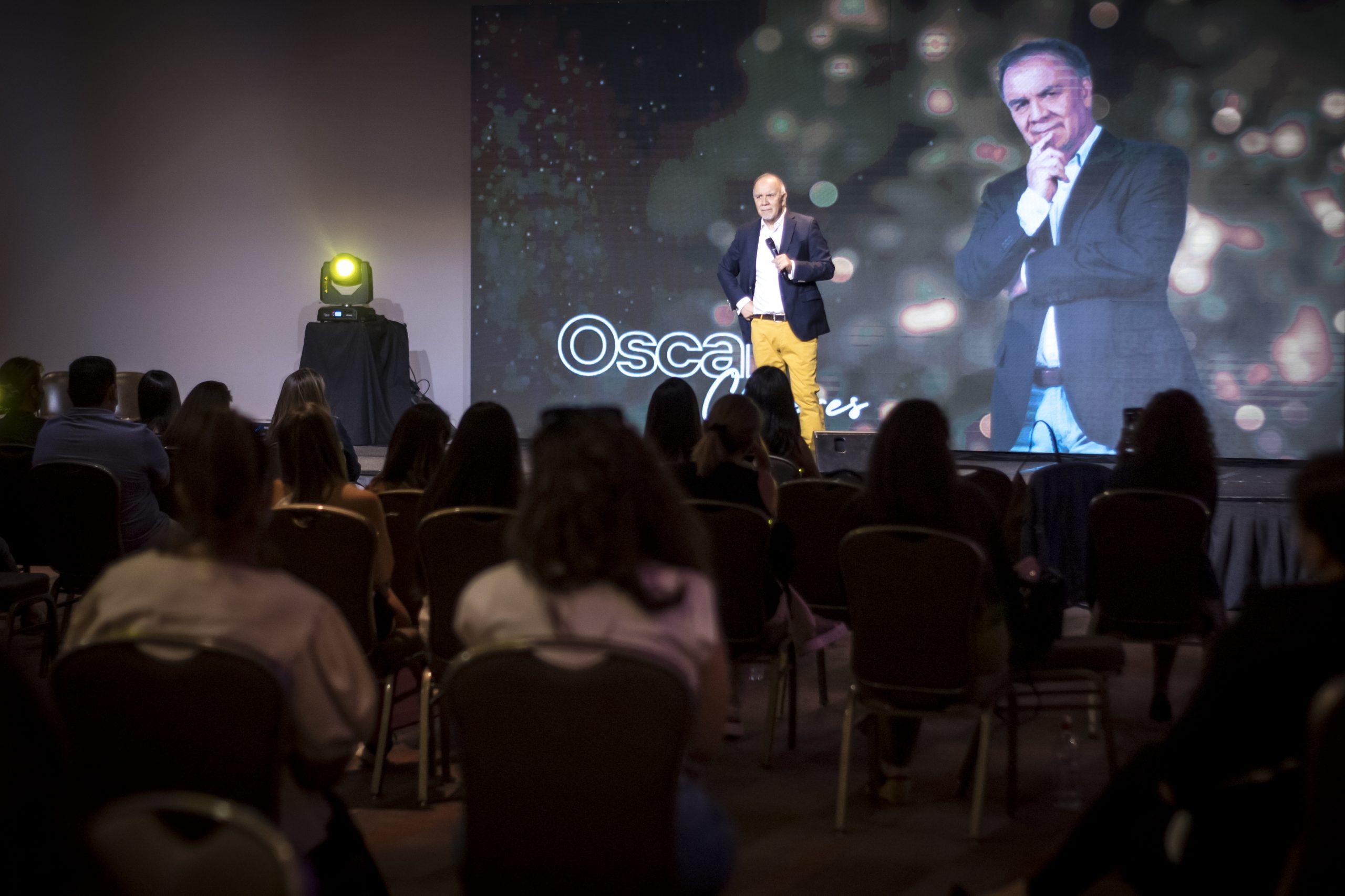 INSPIRADO EN LA IDEA DE QUE NUESTROS
PENSAMIENTOS SON PODEROSOS, DE QUE
TENEMOS UNA MENTE QUE SE PROGRAMA
PARA GENERAR LOS RESULTADOS QUE CADA
UNO TIENE EN LA VIDA, TE PROMETO
ENTREGARTE CLAVES PARA DESBLOQUEAR
ESTADOS MENTALES Y EMOCIONALES
LIMITANTES, RE ENFOCAR TU MENTE HACIA
LO QUE DESEAS Y COMPRENDER COMO VIVIR
UNA VIDA EXTRAORDINARIA